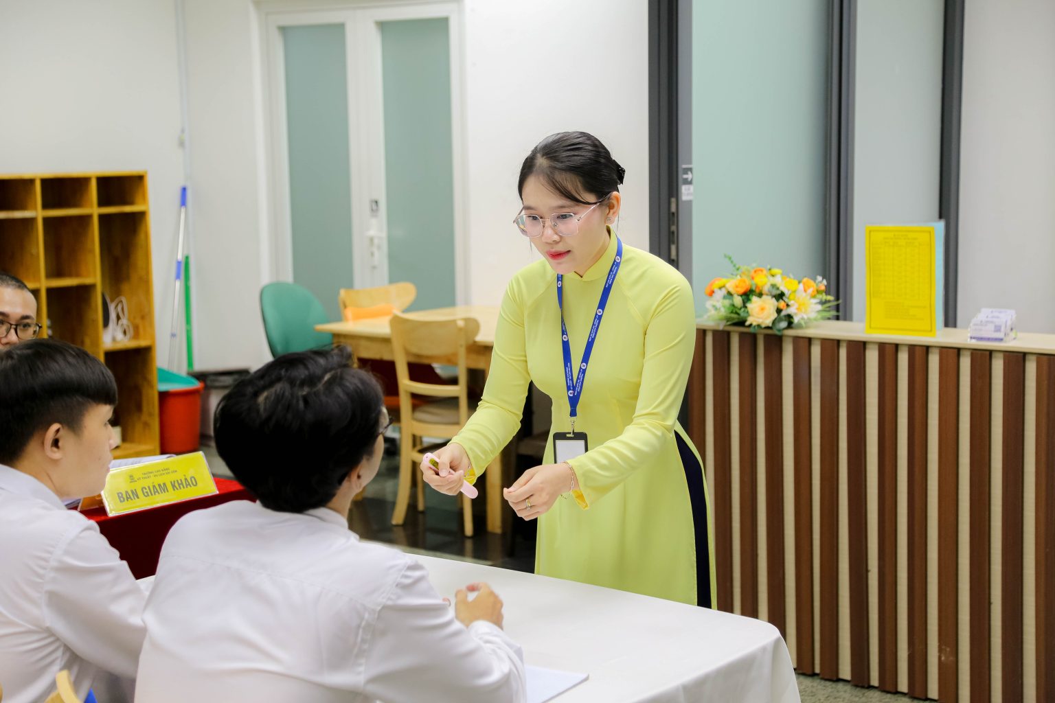 Phần thi giảng bài giảng thực hành “Thủ tục nhận buồng khách sạn” của Cô Phạm Thị Thu Hương – Khoa Du lịch